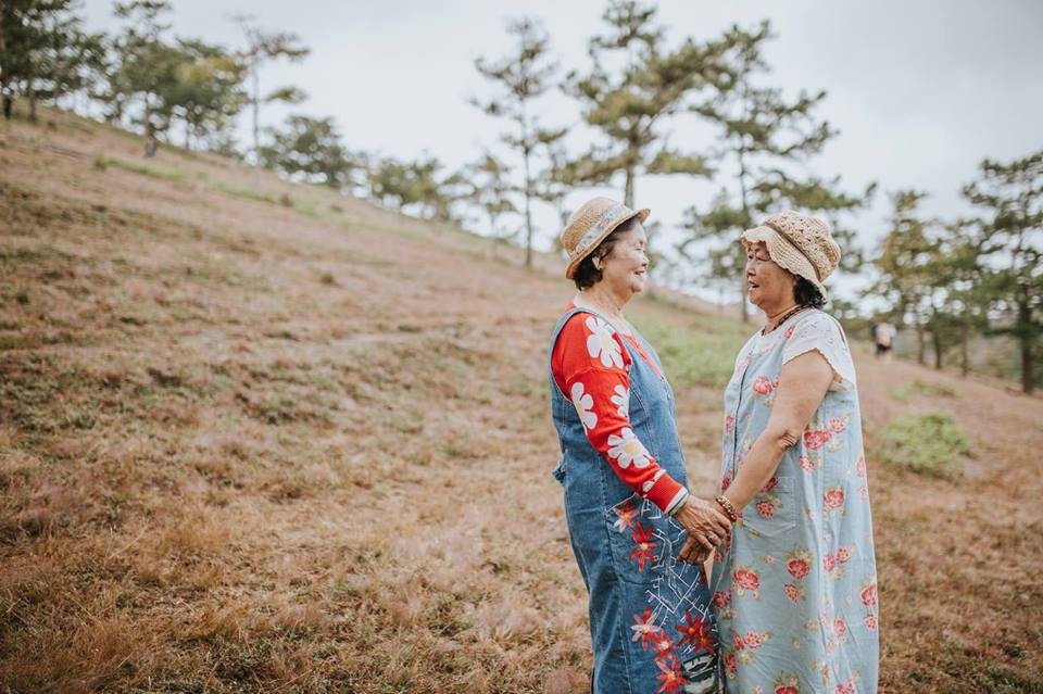 Chị Thảo kể, sau khi xem lại bộ ảnh chụp, các cụ đều rất vui và khen ảnh đẹp.