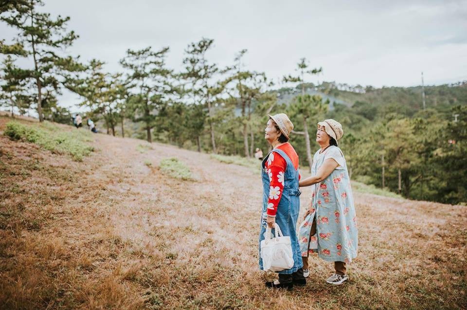 Mới đây, bộ ảnh chụp hai cụ bà U80 đi du lịch tại Đà Lạt nhận được sự quan tâm của cộng đồng. Điều khiến nhiều người thích thú là dù ở tuổi “thất thập cổ lai hy” nhưng hai cụ bà vẫn ăn mặc trẻ trung, tạo dáng tự nhiên trước ống kính.