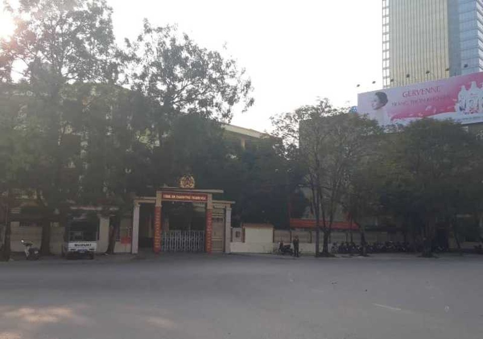 Tạm đình chỉ công tác Trưởng Công an thành phố bị tố "chạy án" - 2 Chiều ngày 30/11, tại trụ sở Công an thành phố Thanh Hóa, Công an tỉnh Thanh Hóa công bố quyết định tạm đình chỉ 1 tháng đối với Đại tá Phương.