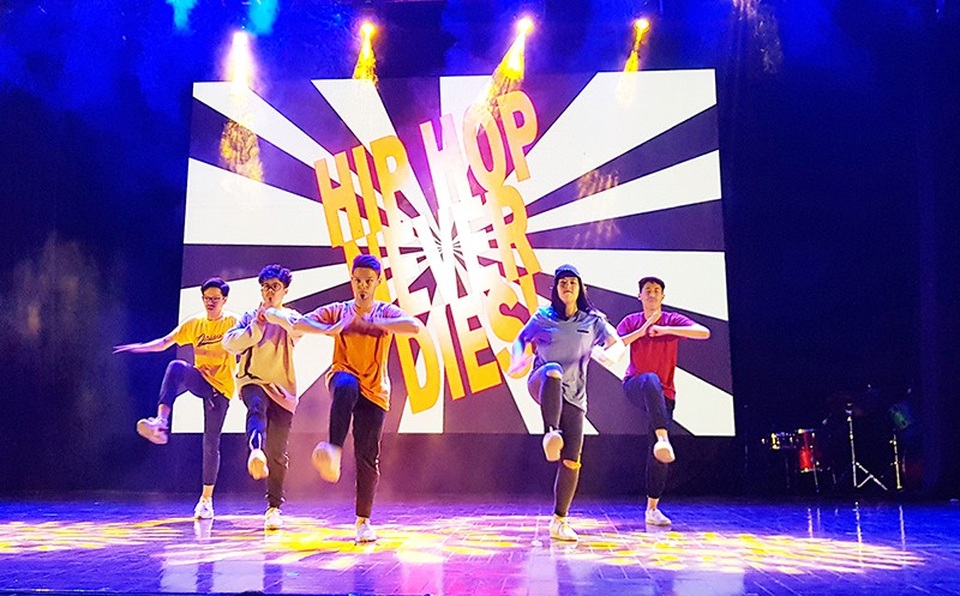 Mãn nhãn vũ điệu “Hiphop người già” của học sinh chuyên Ams - 1
5 “cô bác trung niên” của nhóm nhảy LoLiTa trình diễn sôi động