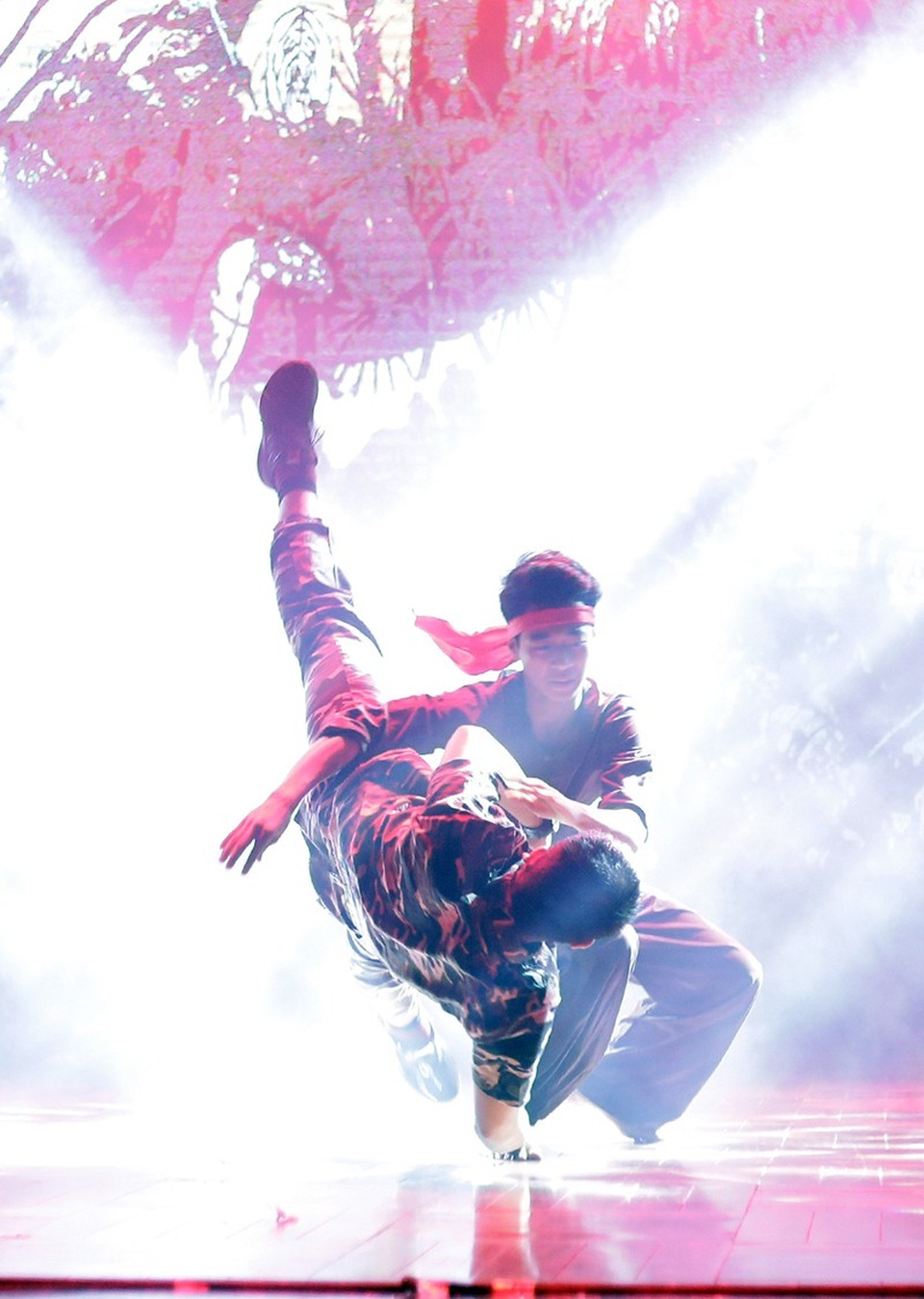 Mãn nhãn vũ điệu “Hiphop người già” của học sinh chuyên Ams - 9
Nhóm đã mang lại cho khán giả những giây phút hội hộp với những động tác võ thuật đẹp mắt