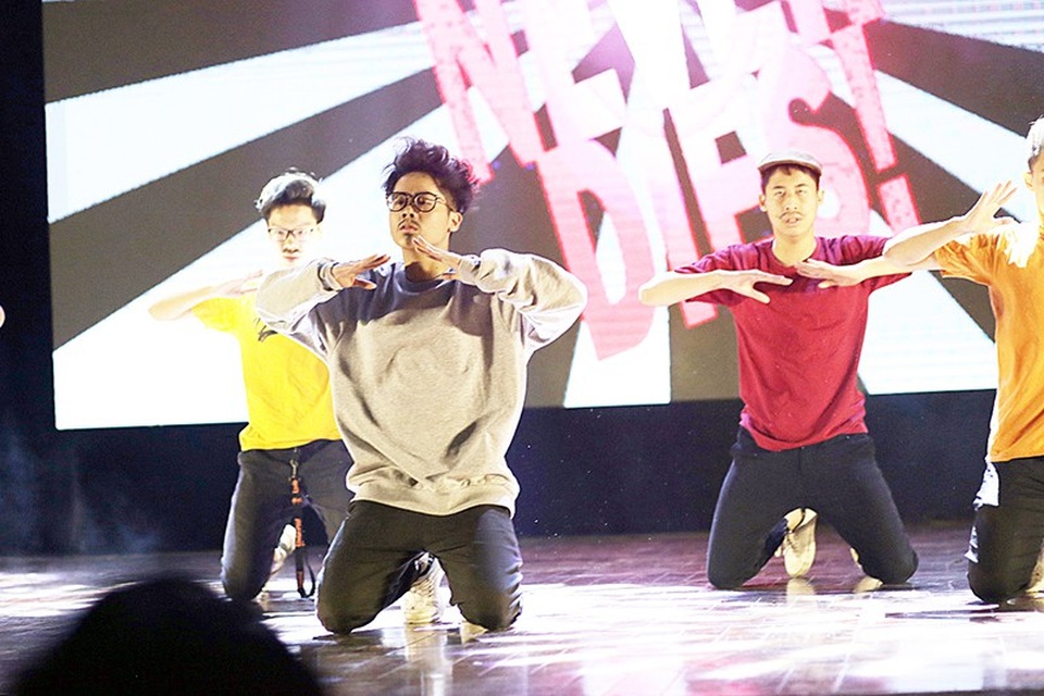 Mãn nhãn vũ điệu “Hiphop người già” của học sinh chuyên Ams - 3
Khẩu hiệu mạnh mẽ “Hiphop never die” như thay lời thể hiện niềm đam mê cháy bỏng của các Amser