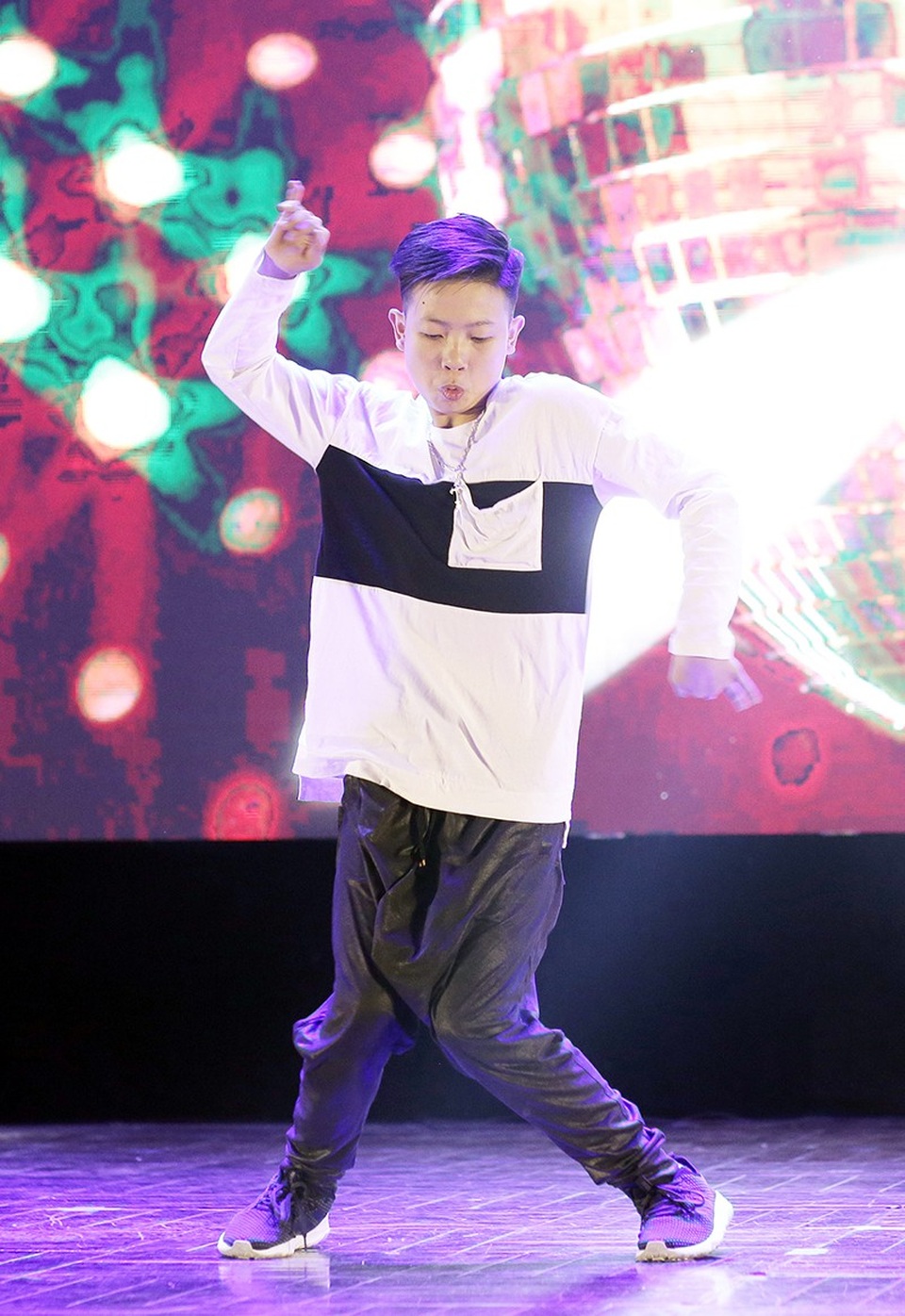 Mãn nhãn vũ điệu “Hiphop người già” của học sinh chuyên Ams - 6
Một trong những thí sinh nhỏ tuổi nhất của vòng Chung khảo cuộc thi năm nay Nguyễn Quốc Bảo (lớp 8B) chinh phục và làm chủ sân khấu của AGT 11 với bài nhảy solo trên nền nhạc 24K Magic (Bruno Mars).