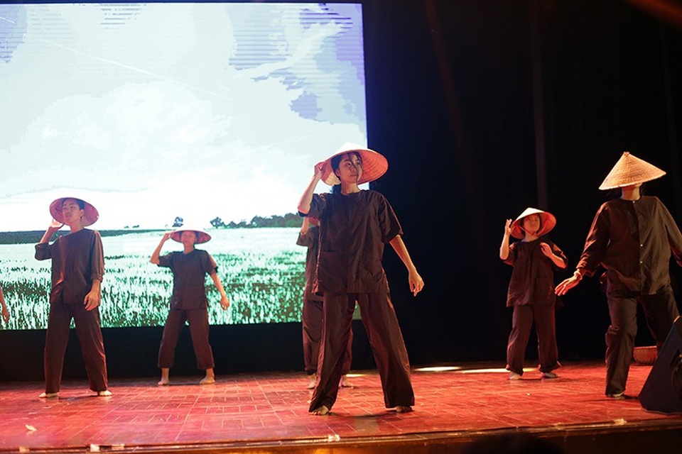 Mãn nhãn vũ điệu “Hiphop người già” của học sinh chuyên Ams - 8
Các thành viên nhóm võ thuật HAMAC hóa thân thành những người nông dân Việt, truyền tải câu chuyện về cuộc chiến giữa cái thiện và cái ác với ngôn ngữ võ thuật kết hợp vũ đạo