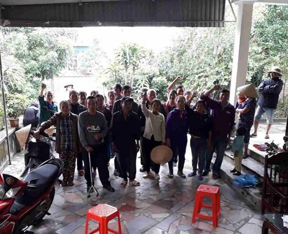 Dân phản đối vì chính quyền cho quy hoạch nghĩa trang sát khu dân cư tại Nghệ An - 3 Người dân bức xúc tập trung phản ánh sự việc với PV.