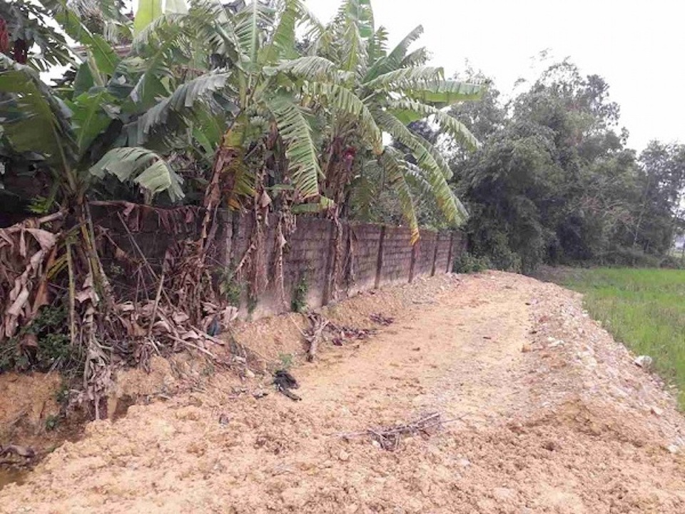 Dân phản đối vì chính quyền cho quy hoạch nghĩa trang sát khu dân cư tại Nghệ An - 2 Nghĩa trang mở rộng sát tường rào người dân khiến hàng chục hộ dân xóm Thịnh Lạc, xã Nghi Vạn bức xúc phản đối.