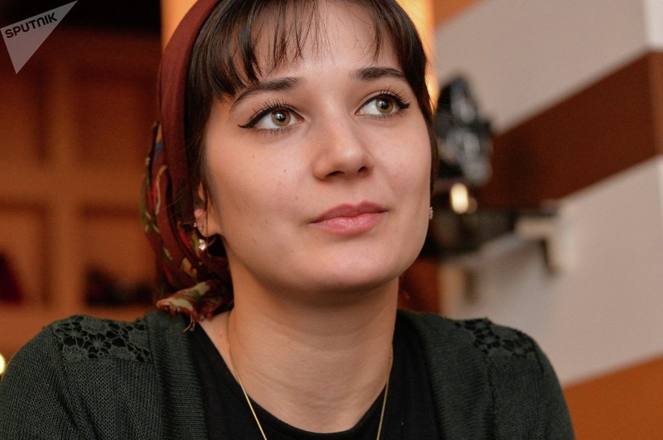 Nữ phi công người Cộng hòa Chechnya thuộc Nga Larina Evmurzayeva, người điều khiển máy bay Yak-42 của hãng Grozny Avia.