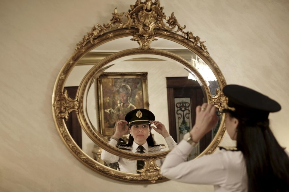 Nữ phi công đầu tiên của Ai Cập điều khiển máy bay Boeing 777-333 của hãng EgyptAir, Magda Malek, chỉnh lại trang phục.