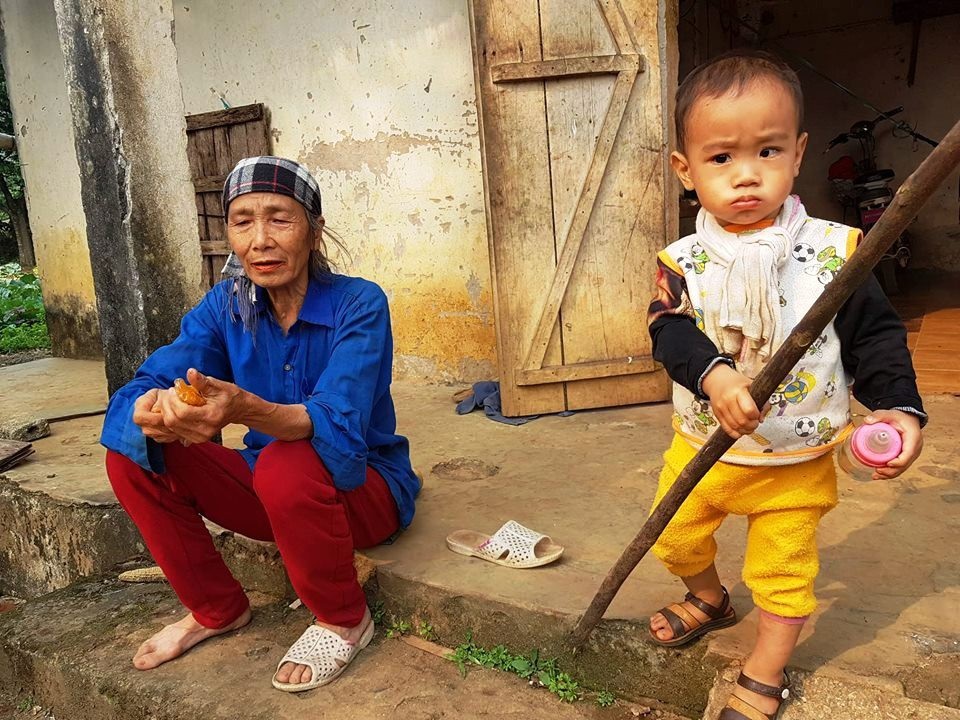 Doanh nghiệp xây đài hóa thân lúc nửa đêm, dân đốt đuốc phản đối - 3
Bà Lan cùng cháu nhỏ vẫn kể lại việc bị nhóm người thu điện thoại, khống chế trong đêm.