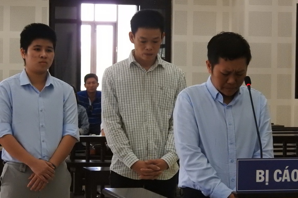 Nữ giám đốc xưng là cảnh sát, cưỡng đoạt tài sản của du khách Hàn Quốc - 1 Các bị cáo tại phiên tòa