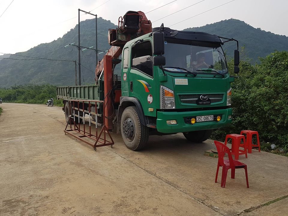 Doanh nghiệp xây đài hóa thân lúc nửa đêm, dân đốt đuốc phản đối - 9 Chiếc xe ô tô chủ đầu tư thuê chở đồ đến hiện trường bị người dân giữ lại.