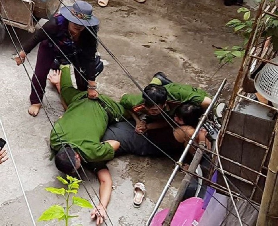 Hà Nội: Ba mẹ con vướng vòng lao lý vì… chiếc đồng hồ nước? - 2 Hình ảnh xô xát giữa gia đình bị cáo Nguyệt và cơ quan chức năng (Ảnh: CTV).