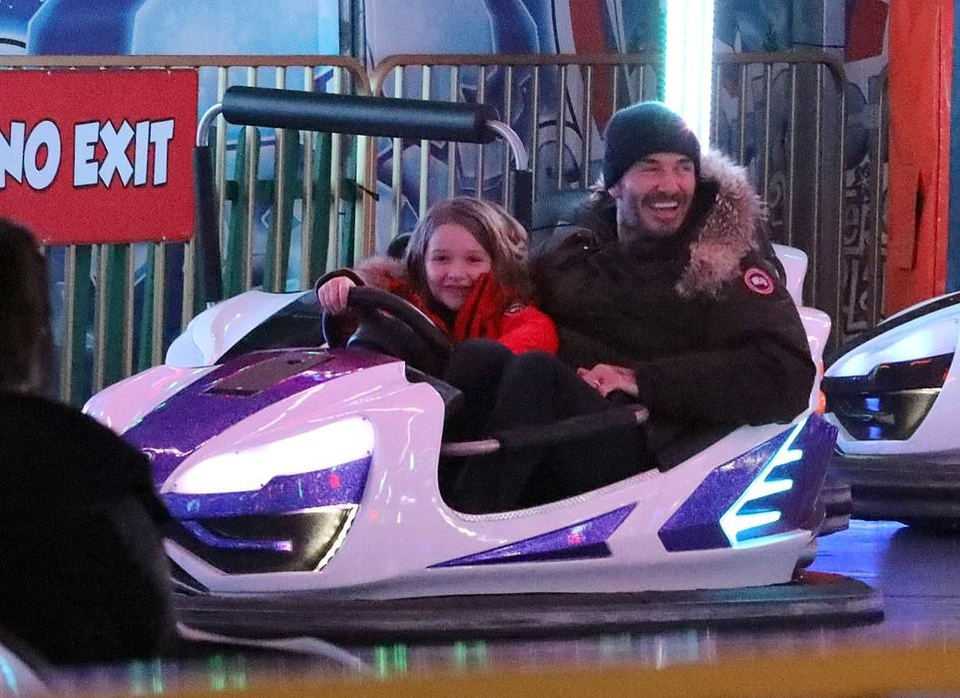 David Beckham đưa con đi chơi tại London - 1
David Beckham đưa 3 con Harper, Cruz và Romeo đi chơi tại khu vui chơi Winter Wonderland ở London ngày 29/11 vừa qua