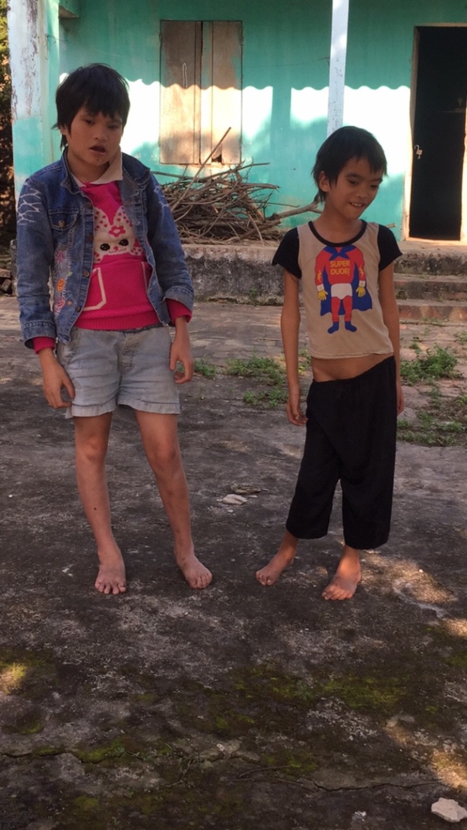 Bị tường đổ vào, người phụ nữ trẻ vỡ tim, nguy kịch tính mạng - 2 Chồng đi tù, 2 con gái của chị Tâm bị tâm thần.