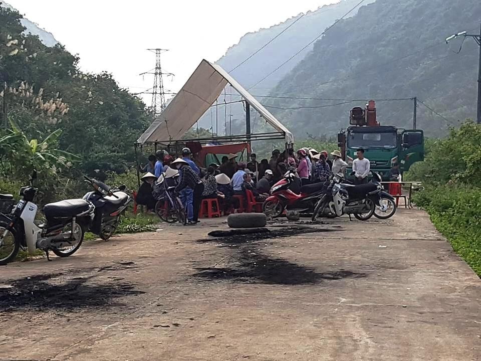 Doanh nghiệp xây đài hóa thân lúc nửa đêm, dân đốt đuốc phản đối - 11 Doanh nghiệp xây đài hóa thân lúc nửa đêm, dân đốt đuốc phản đối - 11