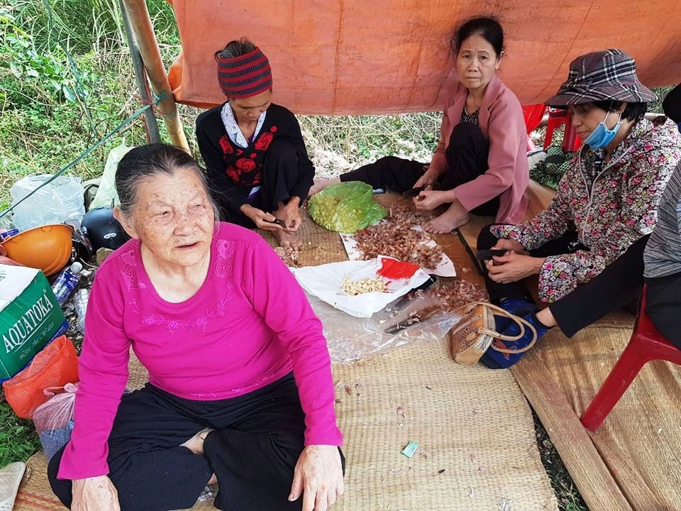 Doanh nghiệp xây đài hóa thân lúc nửa đêm, dân đốt đuốc phản đối - 2 Người dân bức xúc vì chủ đầu tư đã không thực hiện đúng theo quy định của pháp luật và không tôn trọng nhân dân, tự ý triển khai dự án bất chấp luật pháp, sự ngăn cản của người dân.