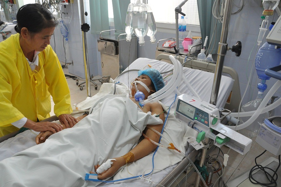 Bị tường đổ vào, người phụ nữ trẻ vỡ tim, nguy kịch tính mạng - 4 Nhìn con gái đau đớn, bác Xim không biết làm gì cả.
