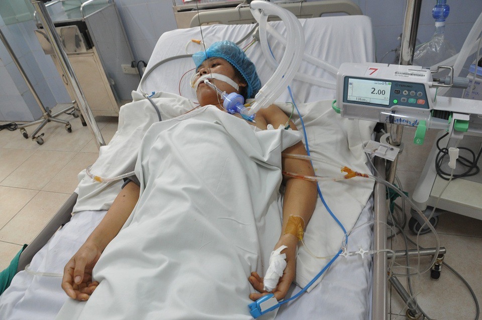 Bị tường đổ vào, người phụ nữ trẻ vỡ tim, nguy kịch tính mạng - 1 Bị tường đổ vào người khi đang đi làm khiến chị Tâm bị vỡ tim phải cấp cứu khẩn cấp.