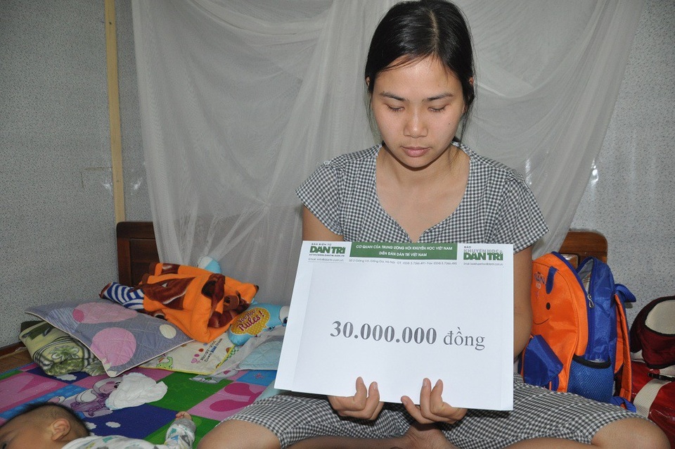 Đây là lần thứ 2 chị Thơm nhận quà của bạn đọc báo điện tử Dân trí giúp đỡ.