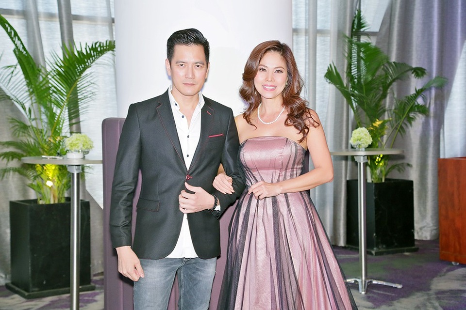 Trong lần trở lại với khán giả trong nước, Hồ Lệ Thu dự kiến cho ra mắt MV Còn trách nhau làm gì là món quà âm nhạc mà giọng ca hải ngoại gửi tặng khán giả sau 18 năm xa quê hương. Duy Hân là nam chính kết hợp cùng Hồ Lệ Thu trong lần trở lại này.