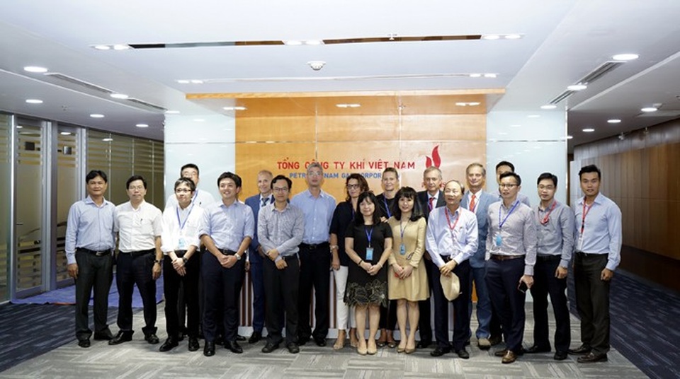 Hội thảo “Mô hình LNG cho tổ hợp khí-điện tại Sơn Mỹ – Bình Thuận” - 4 Các đại diện chụp hình lưu niệm tại hội thảo