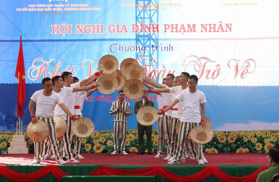 Giao lưu văn nghệ giữa cán bộ chiến sĩ với các phạm nhân