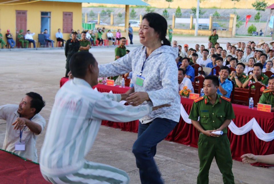 Nam phạm nhân bật khóc nức nở khi lần đầu nghe tiếng con trai - 3 Nam phạm nhân ngã quỵ khi bất ngờ được gặp mẹ