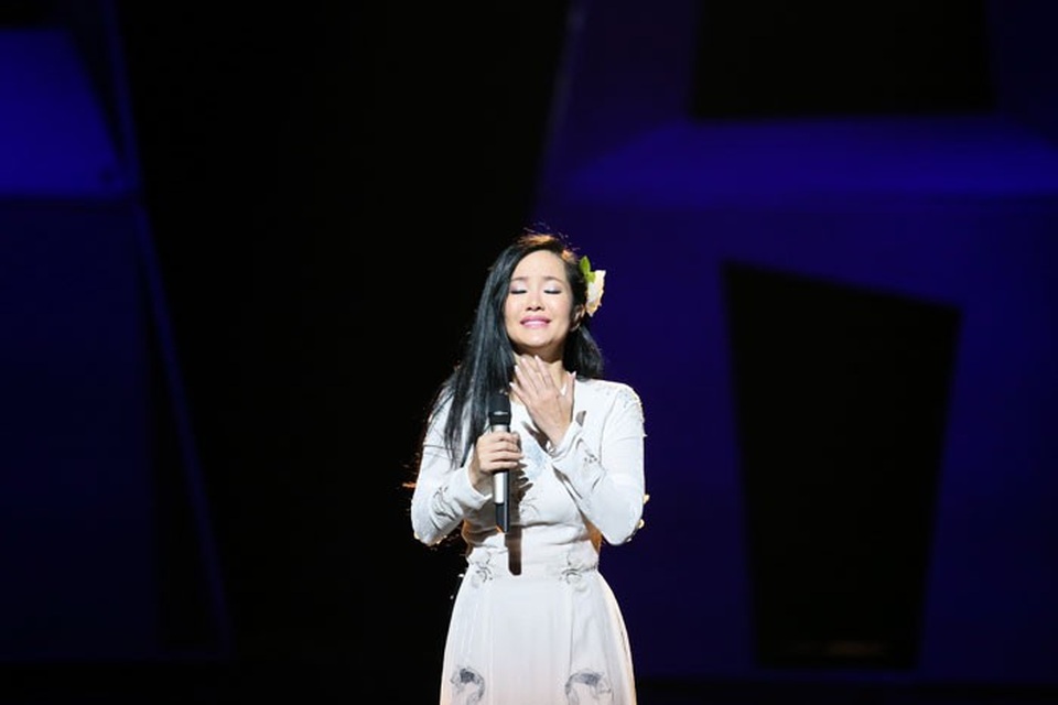 Vừa ra viện, Diva Hồng Nhung vẫn hát hết mình trên sân khấu - 2 Dù sức khỏe không tốt, Hồng Nhung vẫn cố gắng tròn vai trên sân khấu.