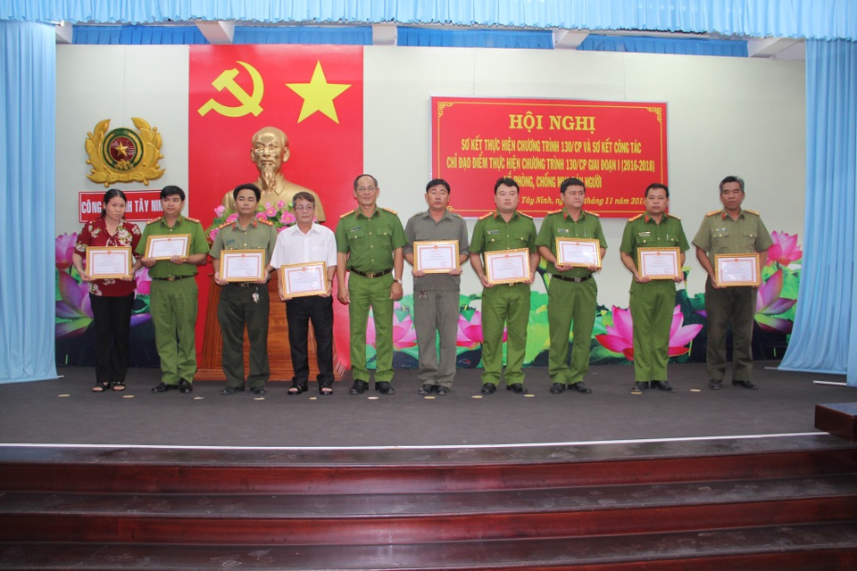 3 năm giải cứu 91 phụ nữ bị bán ra nước ngoài - 1 Đại tá Lý Hồng Sinh - Phó Giám đốc Công an Tây Ninh, trao giấy khen cho tập thể và cá nhân có thành tích xuất sắc trong hoạt động phòng chống tội phạm mua bán người