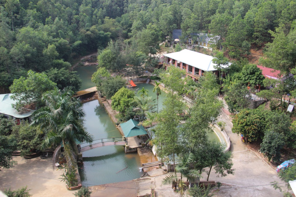 Khu du lịch trái phép rộng hàng nghìn mét vuông nằm “chình ình” trên đất rừng - 2 Chủ nhận đã lợi dụng suối tự nhiên ngăn dòng làm bể bơi phục vụ khách
