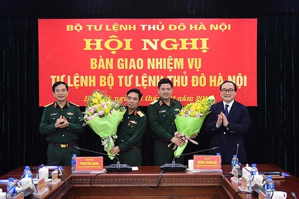 Hà Nội không lấy phiếu tín nhiệm Thiếu tướng Nguyễn Doãn Anh - 1 Thiếu tướng Nguyễn Doãnh Anh (thứ hai từ trái sang) vừa được bổ nhiệm làm Tư lệnh Quân khu 4