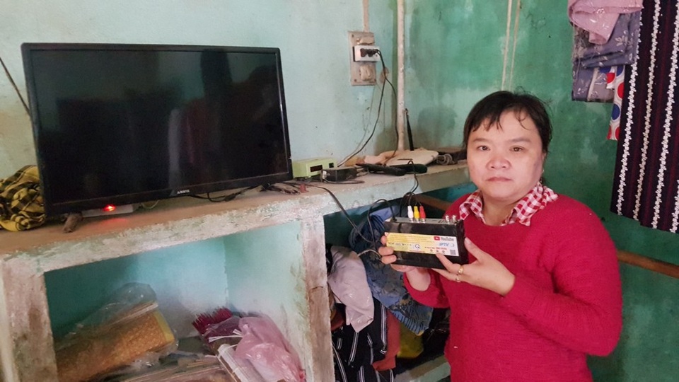 Chị Nguyễn Thị Sinh (46 tuổi, tổ dân phố Bàu Đưng) bên đầu thu kỹ thuật số không xem được tivi