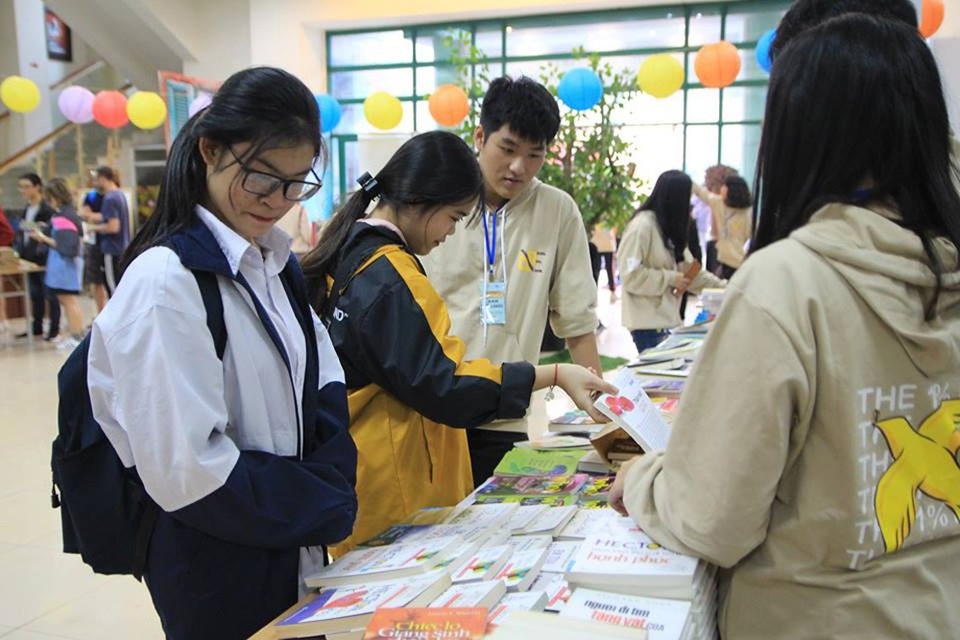 Lan tỏa văn hóa đọc qua “Mọt 2018: Mẩu chuyện cũ” - 1
Sự kiện trao đổi sách thu hút nhiều bạn trẻ tham dự.