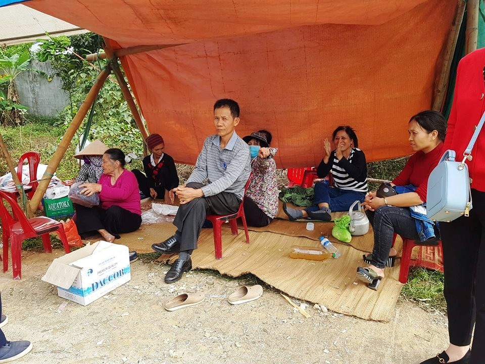 Người dân dỡ lều, về nhà sau nhiều ngày túc trực phản đối xây đài hóa thân - 3 Sau nhiều ngày ở lều phán đối dự án, ngày 30/11, người dân đã ai về nhà nấy trở lại đời sống bình thường khi được chính quyền hứa sẽ giải quyết thỏa đáng sự việc (ảnh: Thái Bá).