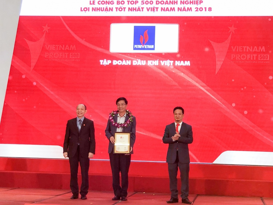 Vietnam Report vinh danh PVN đứng đầu Top 500 doanh nghiệp có lợi nhuận tốt nhất Việt Nam năm 2018 - 1
Ông Trần Quang Dũng - Uỷ viên Ban Thường vụ, Trưởng Ban Truyền thông và Văn hoá doanh nghiệp PVN đại diện lãnh đạo Tập đoàn Dầu khí Việt Nam nhận vinh danh doanh nghiệp có lợi nhuận tốt nhất Việt Nam năm 2018.