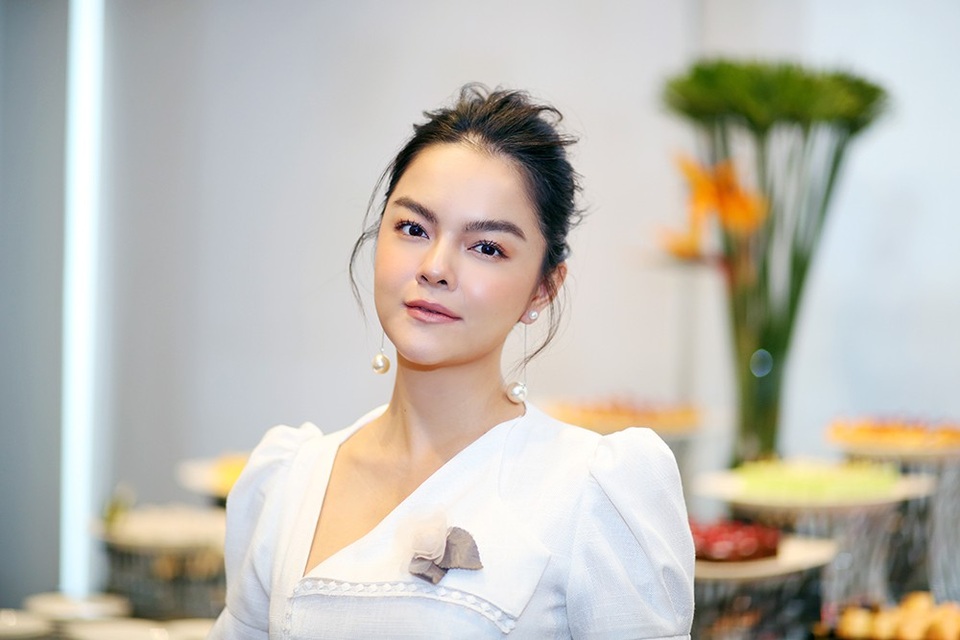 Phạm Quỳnh Anh "vùi đầu" vào công việc sau khi ly hôn Quang Huy - 1 Câu chuyện về Phạm Quỳnh Anh và cuộc sống sau hôn nhân của nữ ca sĩ cũng nhận được nhiều sự quan tâm của khán giả và truyền thông.