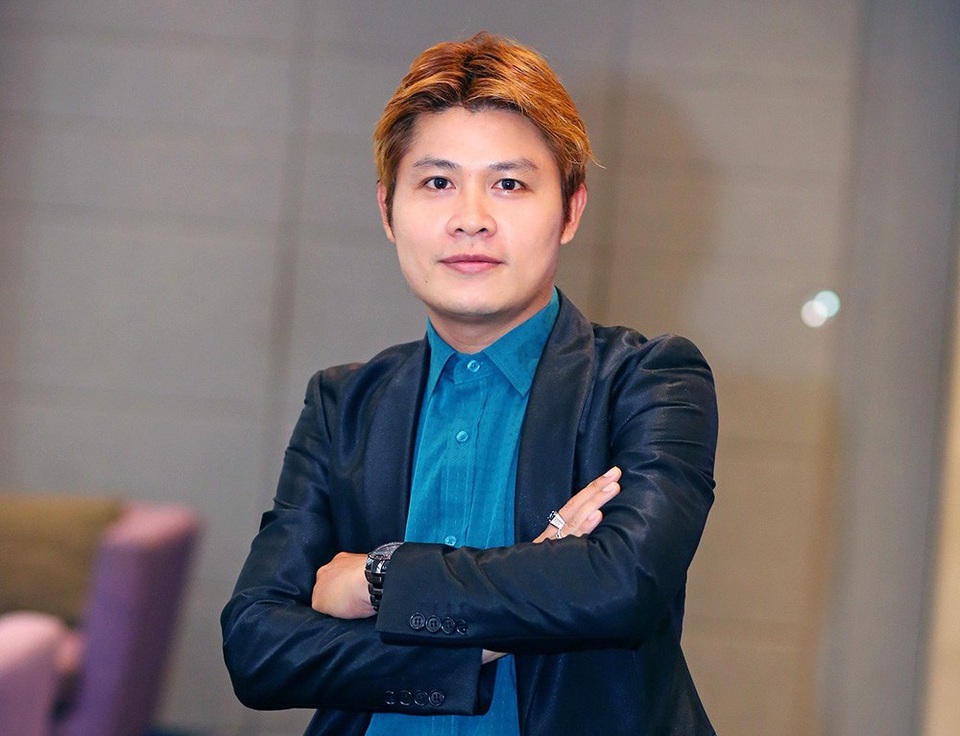 Phạm Quỳnh Anh "vùi đầu" vào công việc sau khi ly hôn Quang Huy - 4 Nhạc sĩ Nguyễn Văn Chung, tác giả ca khúc Cây xương rồng mạnh mẽ chia sẻ, khi sáng tác ca khúc này, anh đã chắc chắn Phạm Quỳnh Anh là người thể hiện tốt nhất. Có lẽ đó là cảm giác, bản năng thứ 2 của nhạc sĩ khi chọn người phù hợp thể hiện “đứa con tinh thần” của mình. Nhiều năm quen biết Phạm Quỳnh Anh, anh hoàn toàn ủng hộ cách cô ấy nuôi dạy các con của mình và bằng tình yêu dũng cảm đó, cô ấy đã thể hiện trọn vẹn ca khúc này.