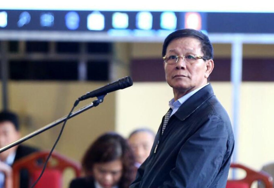 Án phạt đối với 92 bị cáo trong vụ án "đánh bạc nghìn tỷ" - 2 Theo đó, bị cáo Phan Văn Vĩnh (cựu Trung tướng, cựu Tổng cục trưởng Tổng cục Cảnh sát - Bộ Công an) bị tuyên phạt 9 năm tù về tội Lợi dụng chức vụ quyền hạn trong khi thi hành công vụ, phạt bổ sung 100 triệu đồng. Trước đó, ngày 21/11, VKS đề nghị mức án đối với bị cáo Vĩnh là từ 7 năm đến 7 năm 6 tháng tù.