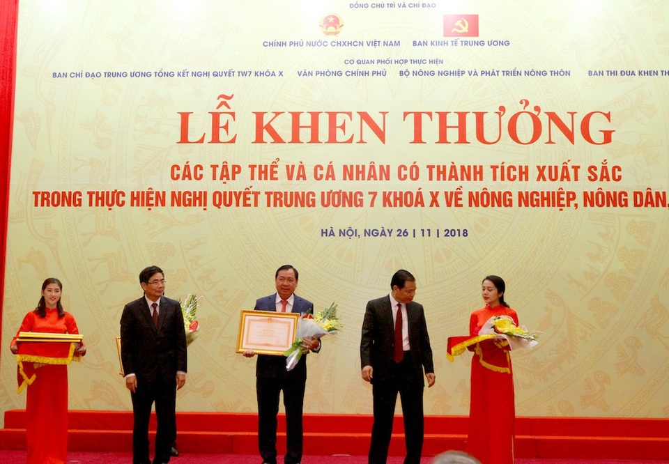 Agribank được Chính phủ tặng bằng khen trong thực hiện Nghị quyết Trung ương 7 khóa X về nông nghiệp - 1 Agribank được Chính phủ tặng bằng khen trong thực hiện Nghị quyết Trung ương 7 khóa X về nông nghiệp - 1