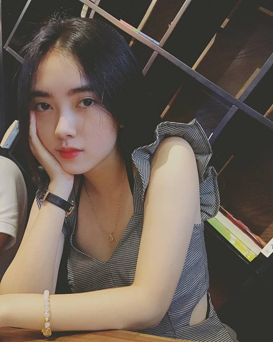"Bạn gái tin đồn" của Đức Chinh gợi cảm nhất dàn WAGs Việt - 3
Thông tin về cô gái ngay lập tức được tìm ra. Đó là Mai Hà Trang, quê Bắc Giang.