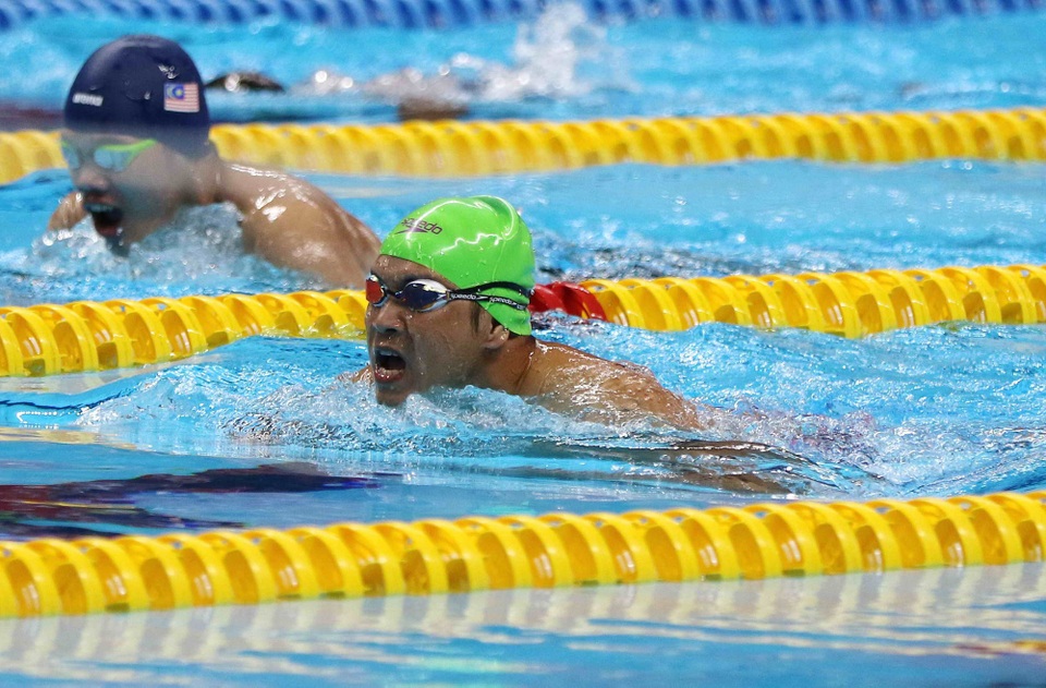 Khoảnh khắc ấn tượng của Paralympic Việt Nam tại Asian Para Games 2018 - 1 Là người bắn phát súng đầu tiên cho chuỗi các thành tích của VĐV Việt Nam tại Asian Para Games 2018, Nguyễn Thành Trung đã có phần thể hiện xuất sắc khi giành được HCV ở nội dung 100m bơi ếch, hạng thương tật SB4. Khởi đầu thuận lợi, đoàn thể thao Việt Nam đã có màn thể hiện xuất sắc ngoài mong đợi trên đất Indonesia.
