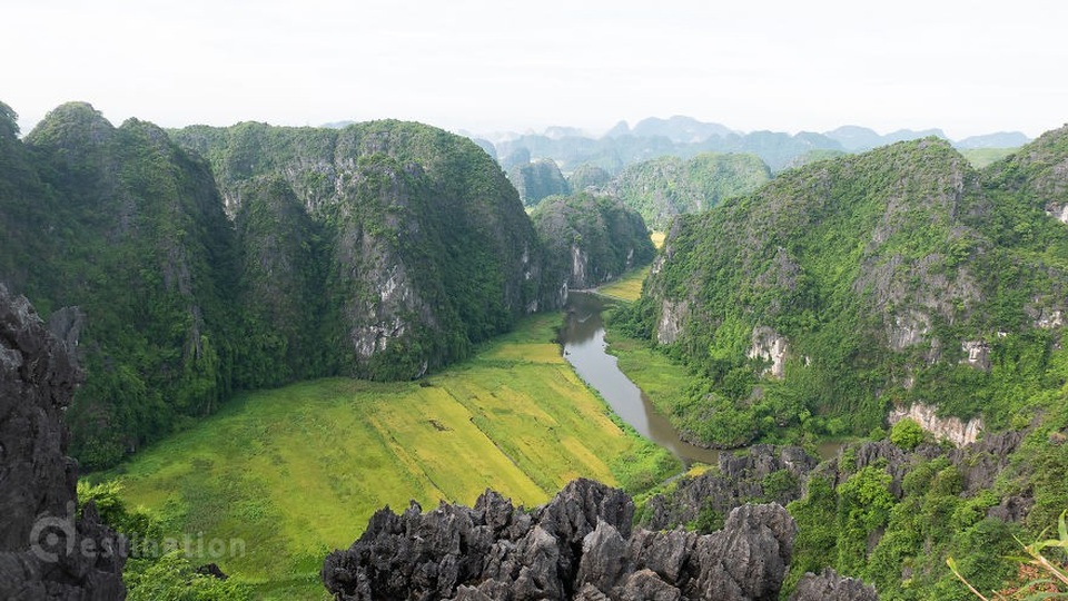 Tam Cốc đẹp ngỡ ngàng trong mắt du khách nước ngoài - 10 Đứng từ trên cao, dù là góc nào cũng đều thấy Tam Cốc rất đẹp.