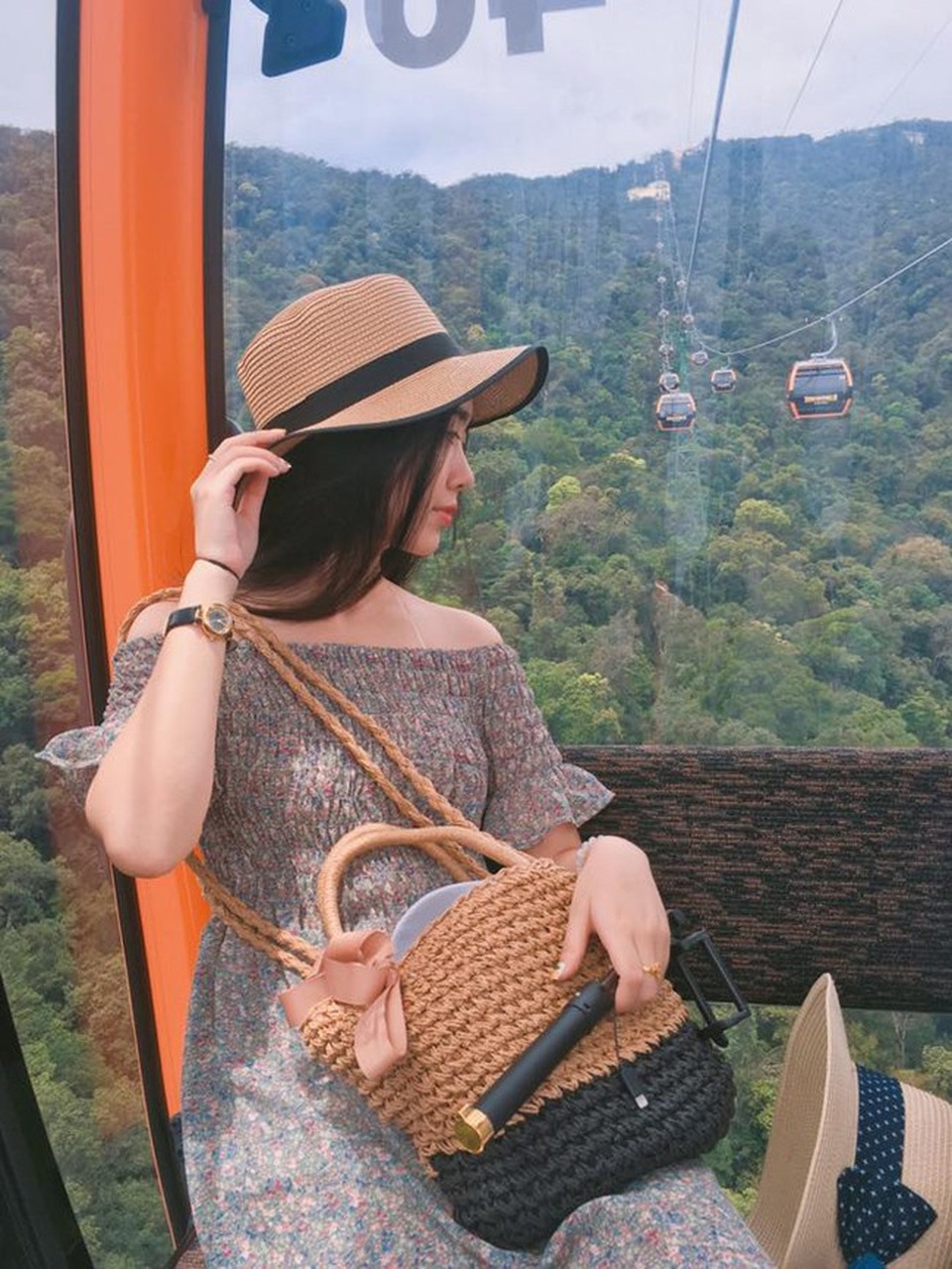 "Bạn gái tin đồn" của Đức Chinh gợi cảm nhất dàn WAGs Việt - 13
Hội fan girl tiếc hùi hụi khi Hà Đức Chinh có bạn gái tin đồn xinh đẹp thế này.