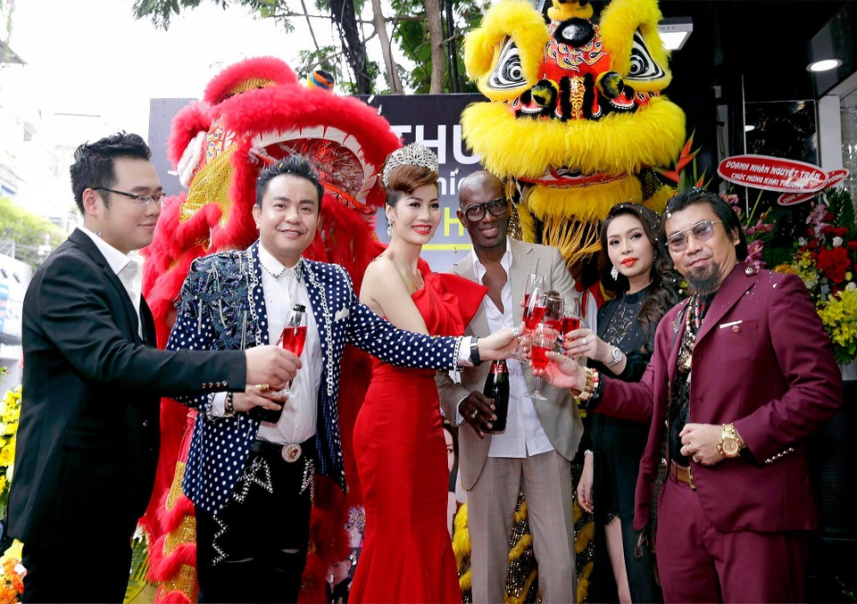 NTK Lê Hoàng Hải mở rộng đầu tư tại các thị trường thời trang lớn - 2 Buổi ra mắt showroom tại Hồ Chí Minh có sự tham dự của Nam vương Doanh nhân Huy Hoàng, Doanh nhân Hoàng Sang, Giám đốc sáng tạo Henri Hubert, Á hậu Huyền Nguyễn Taiwan Internotional Global 2018, Doanh nhân Kiềm Nghĩa - Nguyễn Thị Thu Hương,...