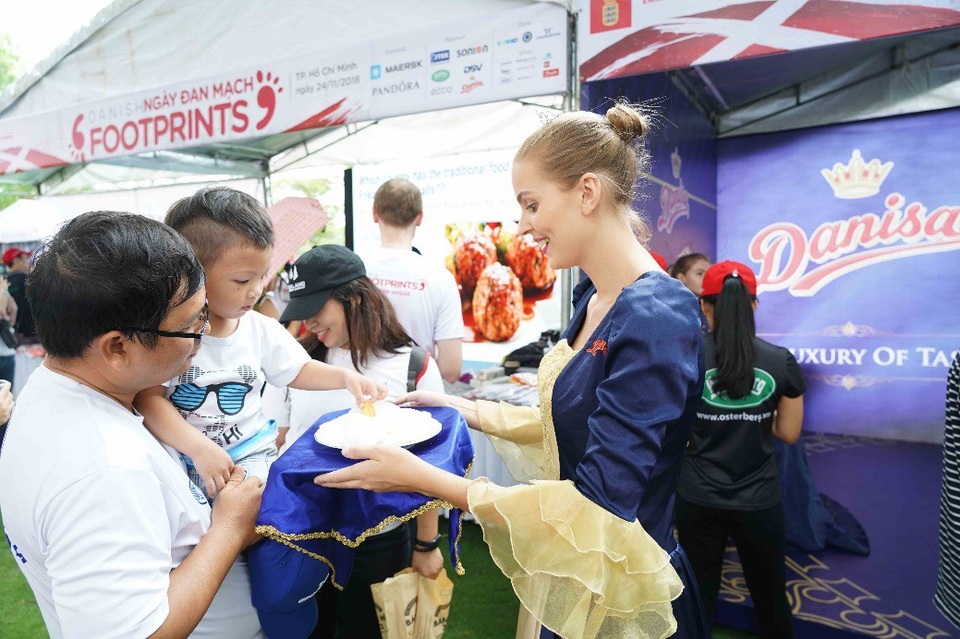 Cùng Danisa trải nghiệm văn hoá tặng quà tri ân tại Ngày Đan Mạch 2018 - 2 Trao tặng những chiếc bánh quy bơ thơm ngon đã trở thành một hình thức tri ân quen thuộc của người Đan Mạch