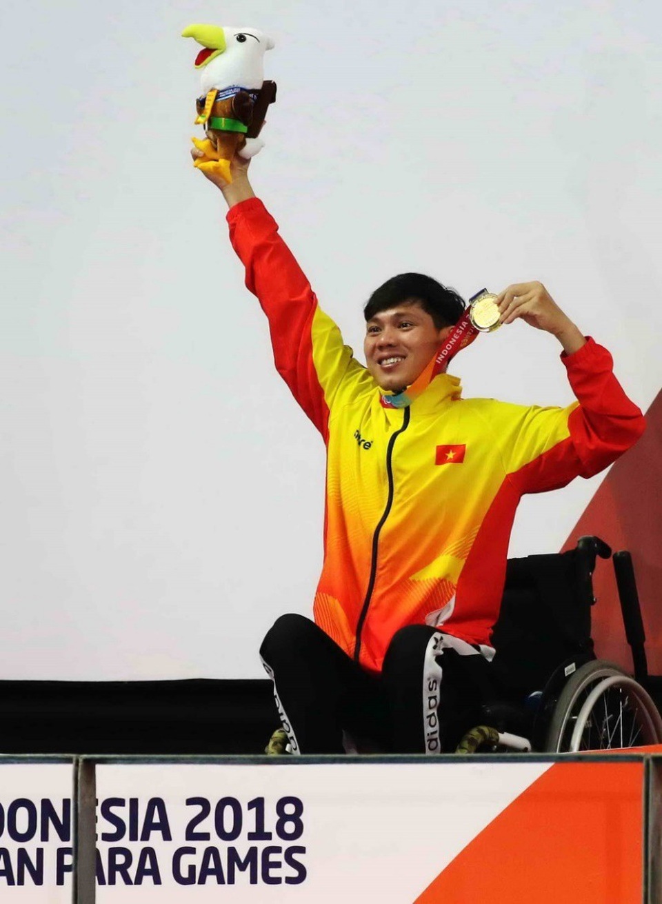 Khoảnh khắc ấn tượng của Paralympic Việt Nam tại Asian Para Games 2018 - 2 Nguyễn Thanh Tùng chính là điểm nhấn sáng giá của thể thao NKT Việt Nam khi anh đạt được tổng cộng 3 HCV, 2 HCB. Cụ thể, ở nội dung 50m bơi ngửa nam, 100m tự do nam và 200m tự do nam, Tùng về nhất và phá 3 kỷ lục châu Á. Thành tích này là quả ngọt cho chàng kình ngư sinh năm 1985 khi xem bơi lội là công việc “toàn thời gian” của mình. “Với tôi, chiến thắng ý nghĩa nhất chính là vượt qua được bản thân mình”, Tùng chia sẻ.