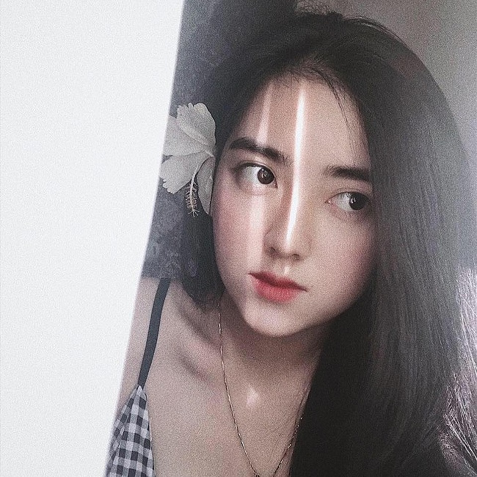 "Bạn gái tin đồn" của Đức Chinh gợi cảm nhất dàn WAGs Việt - 5
Tuy nhiên, cô nàng thường xuyên chia sẻ tin nhắn ngọt ngào với một chàng trai giấu tên mà cách viết tắt đặc trưng khiến fan suy đoán anh chàng đó là Đức Chinh.