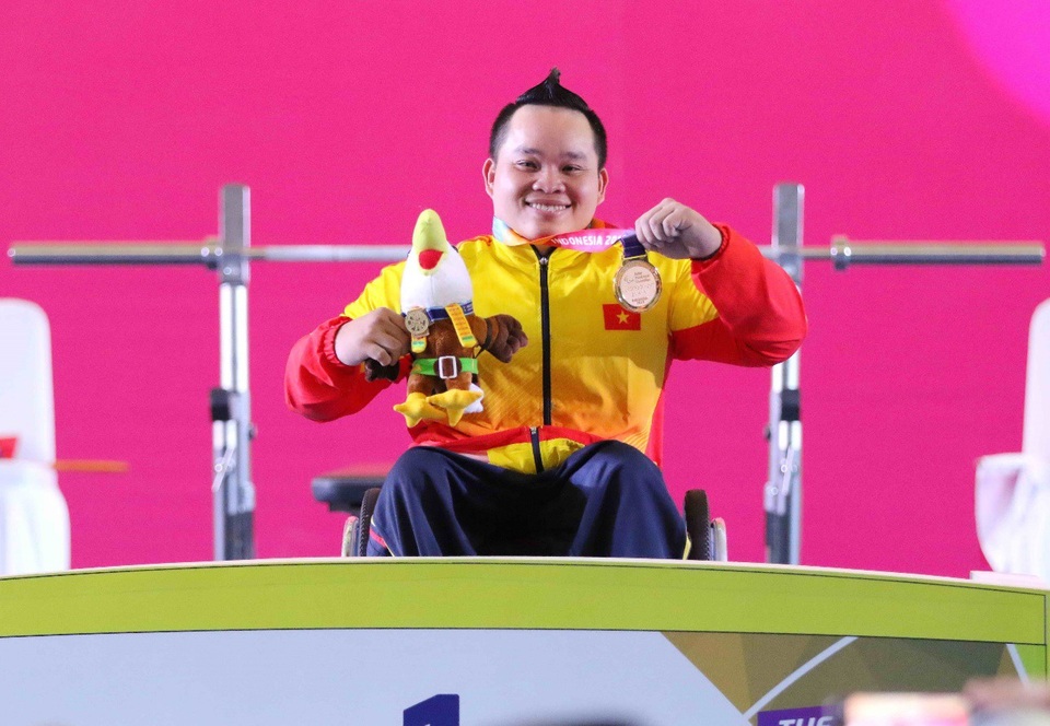 Khoảnh khắc ấn tượng của Paralympic Việt Nam tại Asian Para Games 2018 - 3 Giành HCV hạng cân 54kg với thành tích 178kg, bỏ xa đối thủ xếp thứ hai David Degtyarev (Kazakhstan) đến 21kg, lực sỹ Nguyễn Bình An là niềm tự hào của bộ môn cử tạ Việt Nam. Dù vinh quang trong thể thao, nhưng cuộc sống của anh có phần nhọc nhằn bởi cơm áo gạo tiền khi hằng ngày, ngoài việc luyện tập cùng ban huấn luyện, anh phải mưu sinh bằng công việc bán vé số ở TP. Trà Vinh để chăm lo cho cuộc sống gia đình. “Tôi chỉ được hưởng chế độ tập huấn khi gần vào giải và có thành tích mới được tiền thưởng. Cuộc sống còn vất vả, nên sự hỗ trợ của Ban lãnh đạo và các doanh nghiệp uy tính, giúp tôi vượt qua nhiều khó khăn, Bình An chia sẻ.
