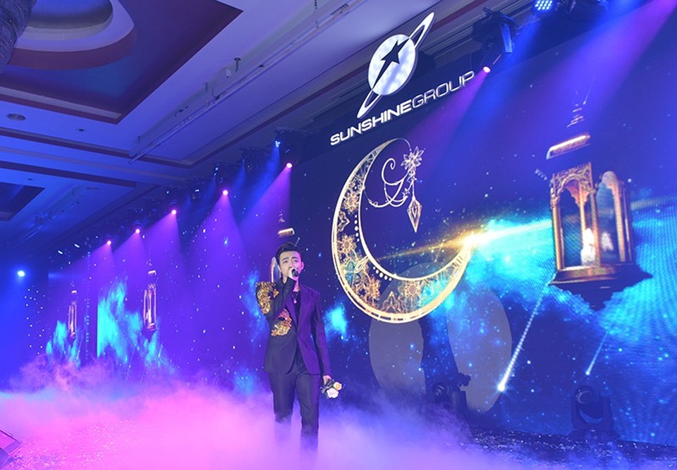 Bùng nổ sự kiện Sunshine Group đào tạo Sales tại 2 dự án siêu sang ở Hà Nội - 4 Ca sỹ Soobin Hoàng Sơn hòa chung không khí buổi lễ với những ca khúc hit đình đám.