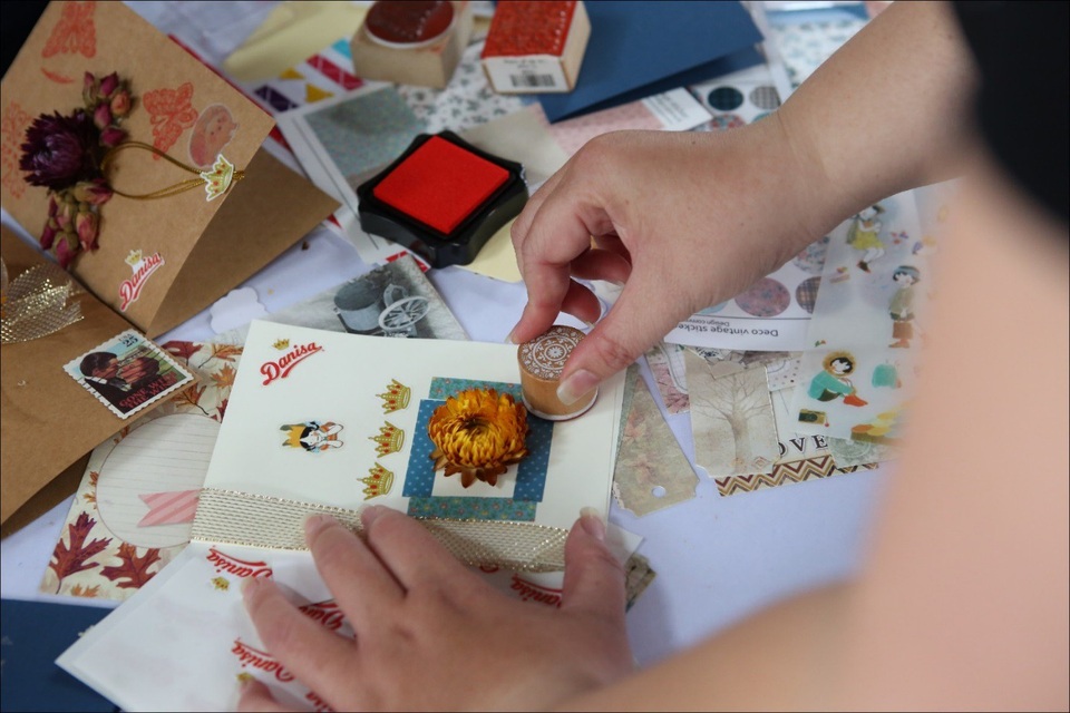 Cùng Danisa trải nghiệm văn hoá tặng quà tri ân tại Ngày Đan Mạch 2018 - 4 Mỗi tấm thiệp tay của người gửi đều chứa đựng lời cám ơn dành cho người nhận quà